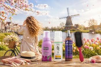 Minimal banner met volumizing haarfoam en een stylingborstel op een zachte pastelachtergrond.